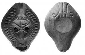LMP-4820 - Lampe Hayes I : Chrismeterre cuiteLampe moulée, piriforme, à long bec à canal. Médaillon décoré du monogramme constantinien entouré d'une couronne de palmes, épaule plate décorée de traits incisés. 