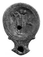 LMP-4861 - Lampe Loeschcke IA : Amants terre cuiteLampe ronde à large bec en enclume à volutes. Médaillon décoré de deux amants enlacés (Dionysos et Ariane?). L'homme tient une coupe, la femme une extrémité de l'hymation.