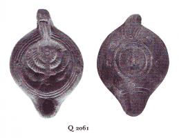 LMP-4930 - Lampe Loeschcke VIII Menorahterre cuiteLampe ronde à bec court. Médaillon décoré d'une menorah.
