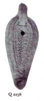 LMP-4973 - Lampe Loeschcke VIII tardive terre cuiteLampe en forme de goutte à bec incorporé. Médaillon orné de points et traits en relief. Epaule richement décorée d'entrelacs géométriques, croix en relief sur le bec.