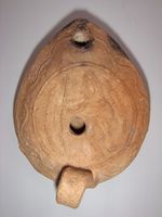 LMP-5109 - Lampe grenouille tardive : Prédicateurterre cuiteLampe ovoïdale. Disque décoré d'un personnage nu, assis, entre des palmes. Il tient une longue croix. Bec incorporé dans le réservoir. Argile noisette, engobe beige.