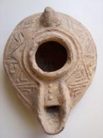 LMP-5136 - Lampe pantoufle byzantineterre cuiteLampe ovoïde à bec à canal incorporé. Epaule décorée de motifs géométriques en relief. Petite anse conique à l'arrière.