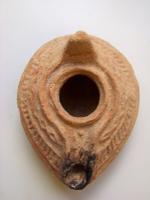 LMP-5137 - Lampe pantoufle byzantineterre cuiteLampe ovoïde à bec à canal incorporé. Epaule décorée de motifs géométriques en relief. Petite anse conique à l'arrière.