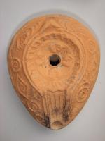 LMP-5151 - Lampe pantoufle byzantineterre cuiteLampe ovoïde à bec à canal - décoré de traits - incorporé. Médaillon et épaule décorés de motifs géométriques.