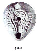 LMP-5186 - Lampe Loeschcke VIII Croix terre cuiteTPQ : 500 - TAQ : 600Lampe ovoïde à bec intégré. Lignes en relief sur l'épaule. Médaillon orné d'une croix. Petite anse conique.