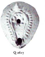 LMP-5187 - Lampe Loeschcke VIII Croix terre cuiteTPQ : 500 - TAQ : 600Lampe ovoïde à bec intégré. Lignes en relief sur l'épaule. Médaillon orné d'une croix. Petite anse conique.