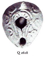 LMP-5188 - Lampe Loeschcke VIII Croix terre cuiteTPQ : 500 - TAQ : 600Lampe ovoïde à bec intégré. Demi-oves et points en relief sur l'épaule. Médaillon orné d'une croix. Petite anse conique.