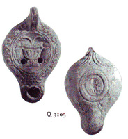 LMP-5191 - Lampe Loeschcke VIII Amphore.terre cuiteTPQ : 500 - TAQ : 600Lampe à bec court. Médaillon décoré d'une amphore de laquelle jaillissent des branches et flanquée de deux panthères. Epaule richement décorée d'entrelacs et objets géométriques. Planta pedis imprimée sur la base.