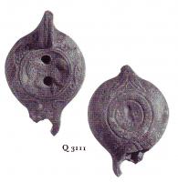 LMP-5196 - Lampe Loeschcke VIII Panthèreterre cuiteTPQ : 500 - TAQ : 600Lampe à bec court. Médaillon décoré d'une panthère. Epaule richement décorée d'entrelacs végétaux. Planta pedis imprimée sur la base. 
