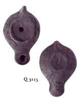 LMP-5200 - Lampe Loeschcke VIII terre cuiteTPQ : 500 - TAQ : 600Lampe à bec court. Médaillon vierge. Epaule richement décorée d'entrelacs végétaux. Planta pedis imprimée sur la base. 