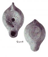LMP-5203 - Lampe Loeschcke VIII : Entrelacsterre cuiteTPQ : 500 - TAQ : 600Lampe à bec court. Médaillon décoré d'entrelacs géométriques, épaule de même. 