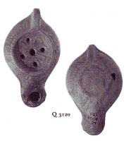 LMP-5204 - Lampe Loeschcke VIII Rosetteterre cuiteTPQ : 500 - TAQ : 600Lampe à bec court. Médaillon décoré d'une rosette. Epaule  décorée de demi-oves. Planta pedis imprimée sur la base. 