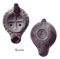 LMP-5207 - Lampe Loeschcke VIII Croixterre cuiteTPQ : 500 - TAQ : 600Lampe à bec court. Médaillon décoré d'une croix. Epaule décorée de points en relief. Planta pedis imprimée sur la base. 