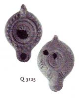 LMP-5209 - Lampe Loeschcke VIII Rosetteterre cuiteTPQ : 500 - TAQ : 600Lampe à bec court. Médaillon décoré d'une rosette. Epaule décorée de points en relief. Planta pedis imprimée sur la base. 