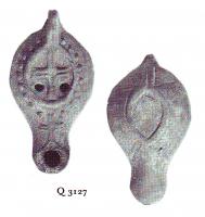 LMP-5211 - Lampe Loeschcke VIII Croixterre cuiteTPQ : 500 - TAQ : 600Lampe à bec long. Médaillon décoré d'une croix, autre croix sur le bec. Epaule  décorée de points en relief. 