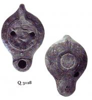 LMP-5212 - Lampe Loeschcke VIII Bestiariusterre cuiteTPQ : 500 - TAQ : 600Lampe à bec long. Médaillon décoré d'un bestiarius (theriomachos). Epaule décorée de points en relief. 