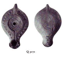LMP-5230 - Lampe Loeschcke VIII terre cuiteLampe à bec long. Médaillon décoré de cercles concentriques, épaule décorée de points en relief. Petit canal de bec.