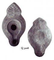 LMP-5231 - Lampe Loeschcke VIII terre cuiteTPQ : 500 - TAQ : 600Lampe à bec long. Médaillon vierge, épaule décorée de traits. Anse en forme de palme. Large canal de bec. 