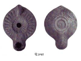 LMP-5242 - Lampe Loeschcke VIII terre cuiteTPQ : 500 - TAQ : 600Lampe à bec long terminé en enclume. Médaillon orné d'une rosette, épaule décorée de demi-oves. Large canal de bec. 