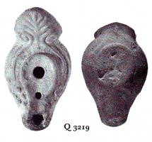 LMP-5249 - Lampe Loeschcke VIII terre cuiteTPQ : 500 - TAQ : 650Lampe à bec long et anse plastique en forme de palmette. Canal de bec. Epaule décorée de chaque côté d'une spirale commençant sur l'anse et se terminant au milieu du corps, suivie de points en relief. 
