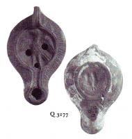 LMP-5254 - Lampe Loeschcke VIII Aigleterre cuiteTPQ : 500 - TAQ : 600Lampe à bec long. Médaillon décoré d'un aigle, épaule décorée de traits concentriques. Petit canal de bec. Double planta pedis imprimée sur la base.