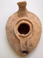 LMP-6035 - Lampe pantoufle byzantineterre cuiteLampe ovoïde à bec à canal incorporé. Epaule décorée de motifs végétaux en bas relief. Petite anse en forme de tête animale stylisée à l'arrière.