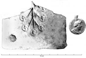 MOU-4023 - Moule : monnaies ou jetonspierreMoule en calcaire gravé de motifs en creux, permettant la coulée en grappe de monnaies ou objets monétiformes présentant à buste à droite.