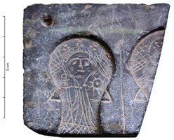 MOU-7001 - Moule : ampoules de pèlerinagepierrePlaquette en pierre, cresée sur une face de plusieurs empreintes en forme d\\\'ampoules ornées d\\\'un personnage portant épée et bouclier (? motif en forme de soleil). Les anses émergent à la base du col. Le moule devait comporter une autre valve pour l\\\'autre face également décorée, comme le suggère la présence d\\\'un tenon de calage.