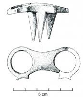 MRS-3023 - SiguettebronzeElément de mors, coulé, constitué de deux robustes anneaux entre lesquels émergent perpendiculairement trois fortes pointes effilées et massives : pièce de mors pour attelage de bœufs.