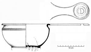 PAT-4032 - PatèrebronzePatère à panse renflée, lèvre épaissie et repliée vers l'extérieur, fond débordant avec des sillons concentriques profondément creusés au tour; manche plat à terminaison ronde percée en demie-lune.