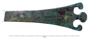 PAT-4074 - Patère
bronze
Manche plat à bords concaves se terminant par trois excroissances, les extérieures en forme de crosse encadrant un ergot central plus développé.