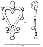 PDH-4033 - Pendant de harnais à crochetbronzeTPQ : 1 - TAQ : 100Pendant de harnais en forme de feuille ajourée, cordiforme, pourvue d'ergots sphériques sur le pourtour; base en forme de fleurons précédant le lest en bulbe.