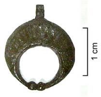 PDH-4144 - Pendant de harnaisbronzeTPQ : 1 - TAQ : 300Pendant de harnais en forme de lunule fermé et à extrémités bouletées, à l'intérieur duquel s'incrit un croissant incrusté de nielle et strié de hachures.