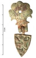 PDH-7026 - Pendant armoriébronzePendant en forme d'écu : lion héraldique, émaillé, à gauche; suspension en forme de coquillage (coquille Saint-Jacques ?) (bronze doré).