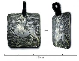 PDH-7055 - Pendant armoriébronzePendant carrée, représentant un léopard couronné à gauche, sur fond guilloché.