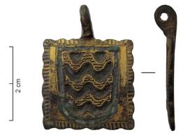 PDH-7065 - Pendant armorié : Diobronze doréPendant en forme d'écu inscrite dans un carré à bords festonnés; ondé d'or et de gueules (en fasces), à la bordure d'azur : armoiries d'un seigneur de la famille de Dio, en Languedoc.