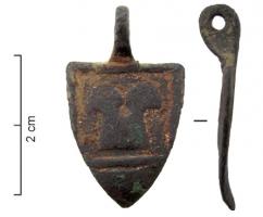 PDH-7068 - Pendant armoriébronzePendant en forme d'écu, au roc d'échiquier de... (à la pointe de ...); dorure.