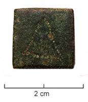 PDM-5023 - Poids quadrangulaire : [[D]] (4 nomismata)bronzePlaque épaisse, de forme carrée, marquée sur une face de la lettre [[D]], soit 4 [nomismata].