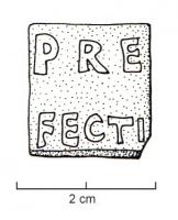PDM-5025 - Poids quadrangulaire : PREFECTIbronzePlaque épaisse, de forme carrée, marquée sur une face PRE / FECTI.