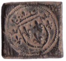 PDM-7011 - poids monétaire : Charles VII et Louis XI, demi-écubronzePoids quadrangulaire à bords obliques : sur la face supérieure, écu de France couronné et accosté de deux lis couronnés.