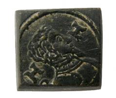 PDM-8017 - Poids monétaire : Henri II, Double HenribronzePoids quadrangulaire aux angles biseautés; dans un cercle de grènetis, tête à droite avec les épaules vétues, entre deux H.