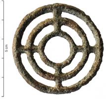 PDQ-2056 - Pendeloque en forme de rouellebronzeRouelle coulée, à décor ajouré, sans anneau de suspension sommital ; variante à 3 cercles concentriques maintenus par 4 rayons, avec évidement central.