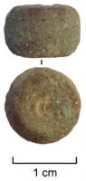 PDS-4100 - Poids sphérique (section) : ¼ d'uncia ou 6 scripulabronzePoids en bronze coulé, en forme de sphère avec deux faces horizontales (en section de sphère) ; poids d'1/4 d'once ou 6 scripula.