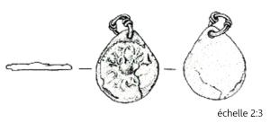 PDT-4029 - Pendentif circulaire : motif floralargentPendentif de forme circulaire pourvu d'un anneau de suspension. Une feuille d'argent appliquée est travaillée au repoussé. Le motif, floral, s'organise autour d'un point central légèrement bombé. Le revers du médaillon est lisse. 