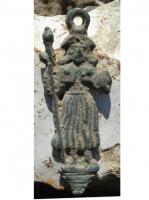 PDT-8001 - Pendentif : saint JacquesbronzePendentif figurant saint Jacques en pied, sur un socle ; anneau de suspension au sommet.