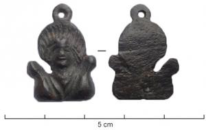 PDT-9006 - Pendentif : saint QuentinbronzePendentif coulé, en relief plat, figurant un personnage auréoleé : saint Quentin, les épules transpercées par les broches de son supplice.