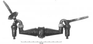 PGM-4002 - Poignée à glandsbronzePoignée de meuble, en bronze, équipée à l'origine de deux crampons de fixation; la poignée rectiligne, souvent terminée par des angles vifs, toujours robuste, se termine par deux extrémités retombantes en forme de glands.