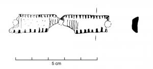 PGN-5013 - Barrette de peigne à double endentureosBarrette centrale de peigne à double endenture, avec d'un côté, des encoches d'espacement plus importantes que la face opposée, où ces encoches sont plus étroites. Des motifs linéaires gravés peuvent décorer la surface.
