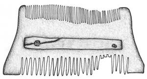 PGN-6006 - Peigne à monture rivetée (Ashby 4)bois, cornePeigne symétrique et composite, de corne et d'os (montures rivetées en os), renforcé par deux barres invariablement extraites de côtes de petit ruminant, fixées par 2 ou 4 rivets de fer.