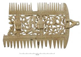 PGN-6009 - Peigne orné à deux rangées d'une seule pièce (Ashby 14c)osPeigne d'une seule pièce, à deux rangées de dents opposées et bélière de suspension d'un côté. La partie située entre les deux rangées de dents reçoit un décor figuratif couvrant, éventuellement accompagné d'inscriptions.